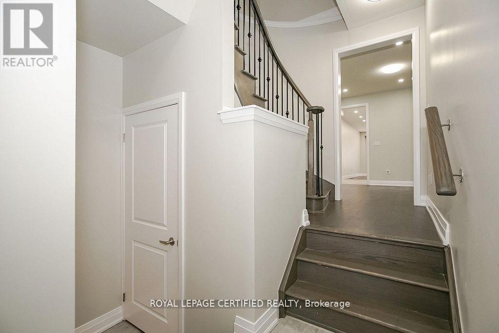 32 Dalbeattie Drive, Brampton, Ontario  L6Y 6H6 - Photo 7 - W12487578