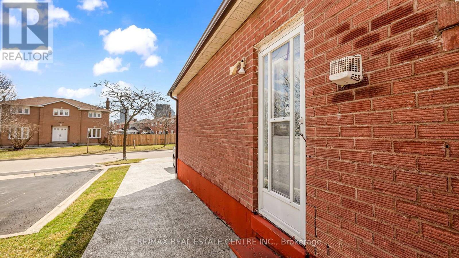 4489 Weymouth Commons Crescent, Mississauga, Ontario  L5R 1P5 - Photo 39 - W12487600