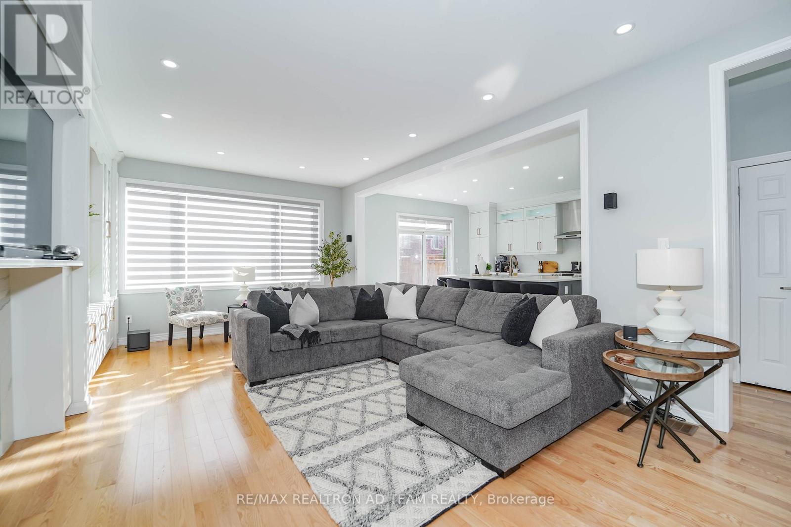 1109 Baltic Lane, Pickering, Ontario  L1X 0G9 - Photo 4 - E12487619