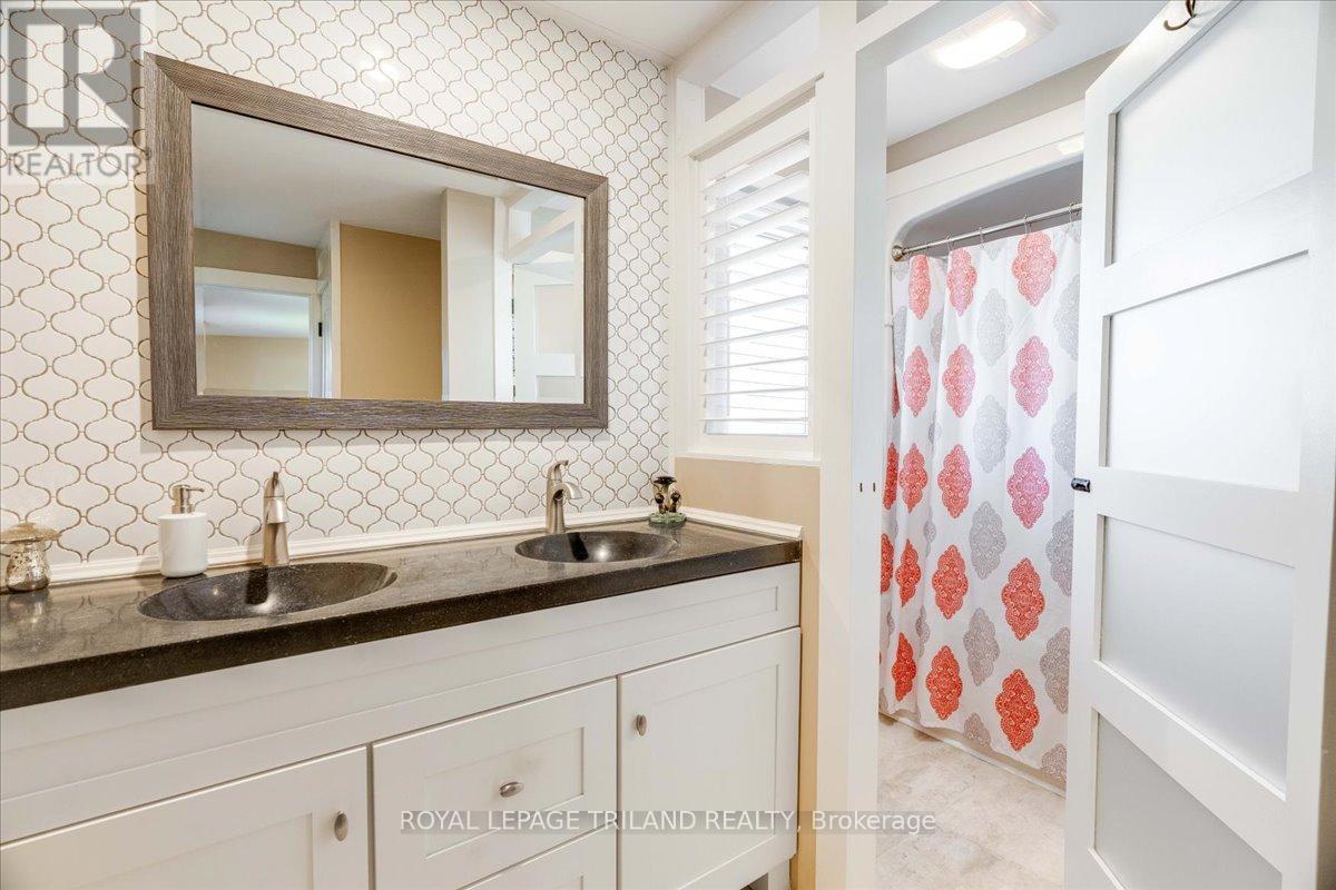 19 Front Avenue, Southwest Middlesex, Ontario  N0L 1A0 - Photo 22 - X12487719