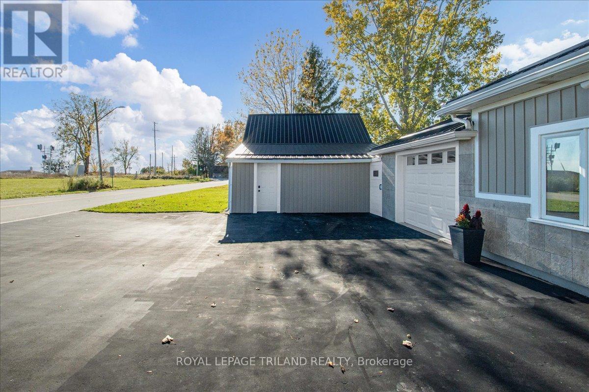 19 Front Avenue, Southwest Middlesex, Ontario  N0L 1A0 - Photo 32 - X12487719