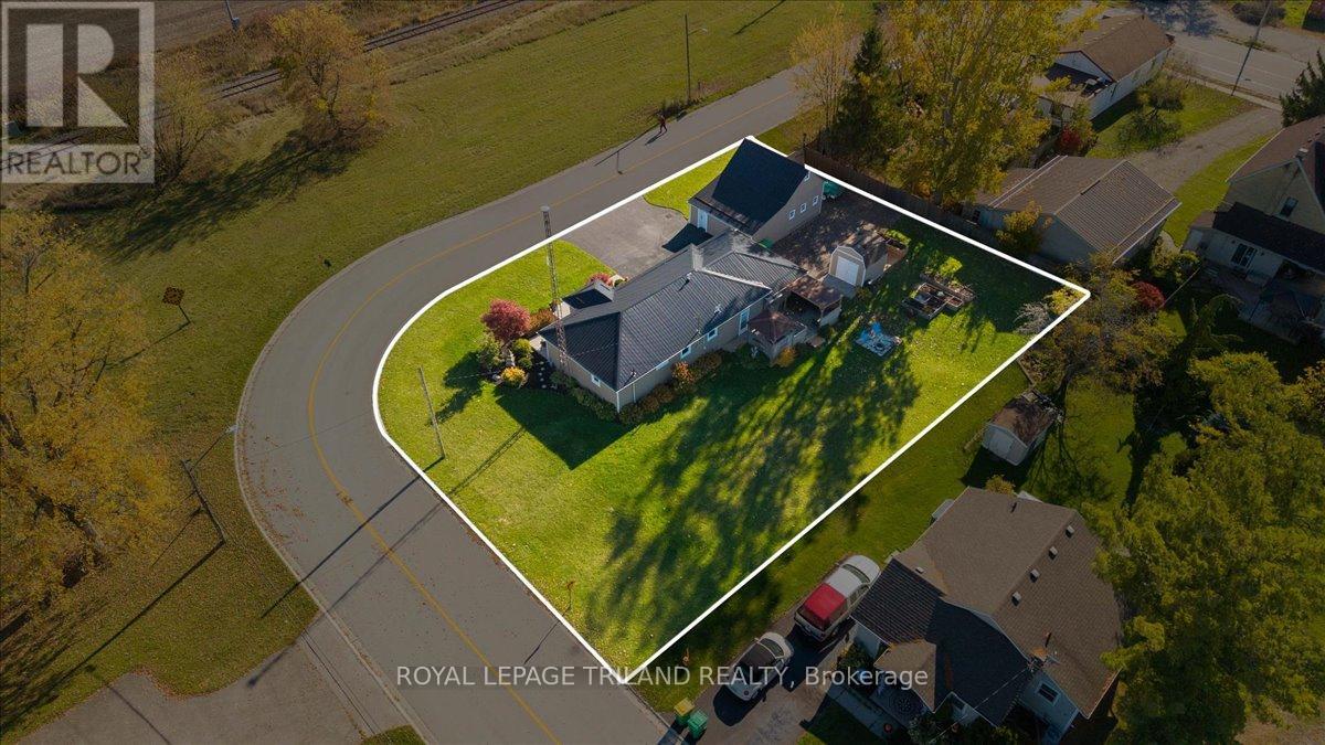 19 Front Avenue, Southwest Middlesex, Ontario  N0L 1A0 - Photo 5 - X12487719