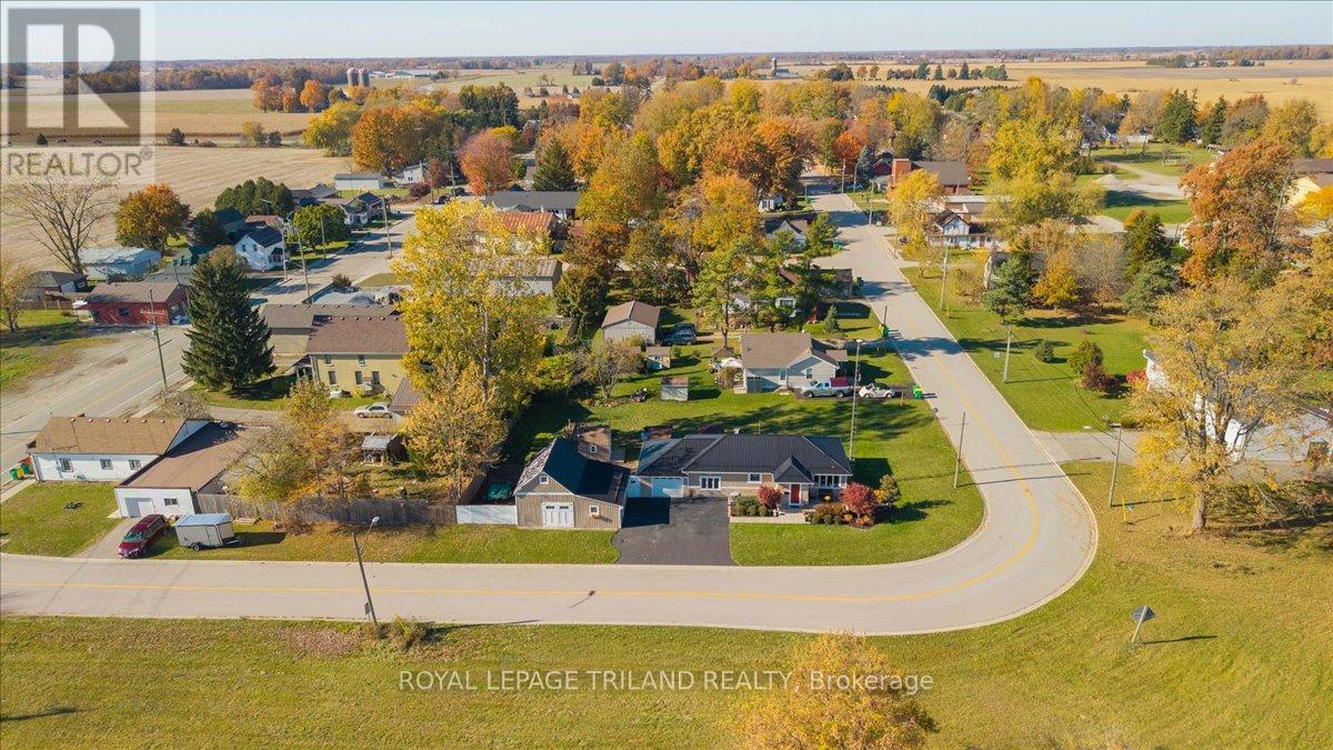 19 Front Avenue, Southwest Middlesex, Ontario  N0L 1A0 - Photo 6 - X12487719