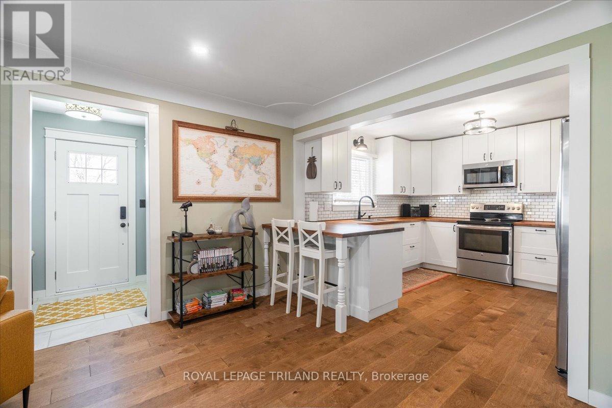 19 Front Avenue, Southwest Middlesex, Ontario  N0L 1A0 - Photo 9 - X12487719