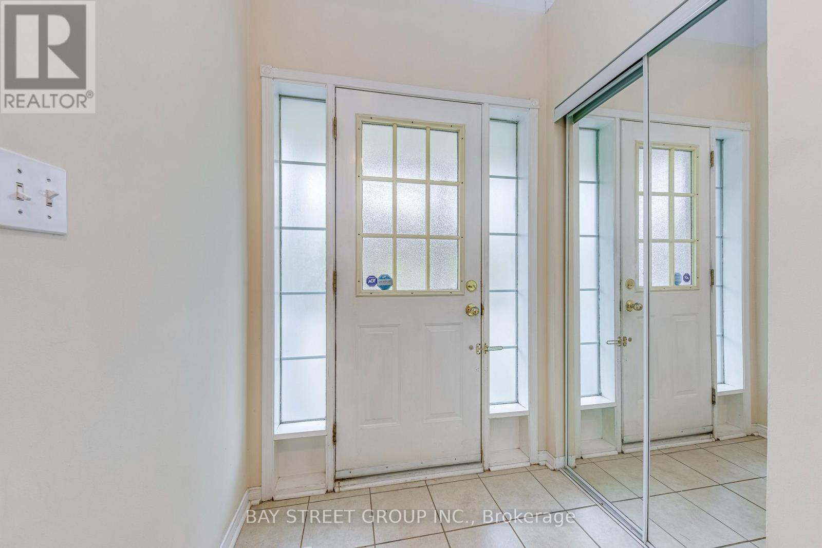 102 - 5260 Mcfarren Boulevard, Mississauga, Ontario  L5M 7J3 - Photo 3 - W12487625