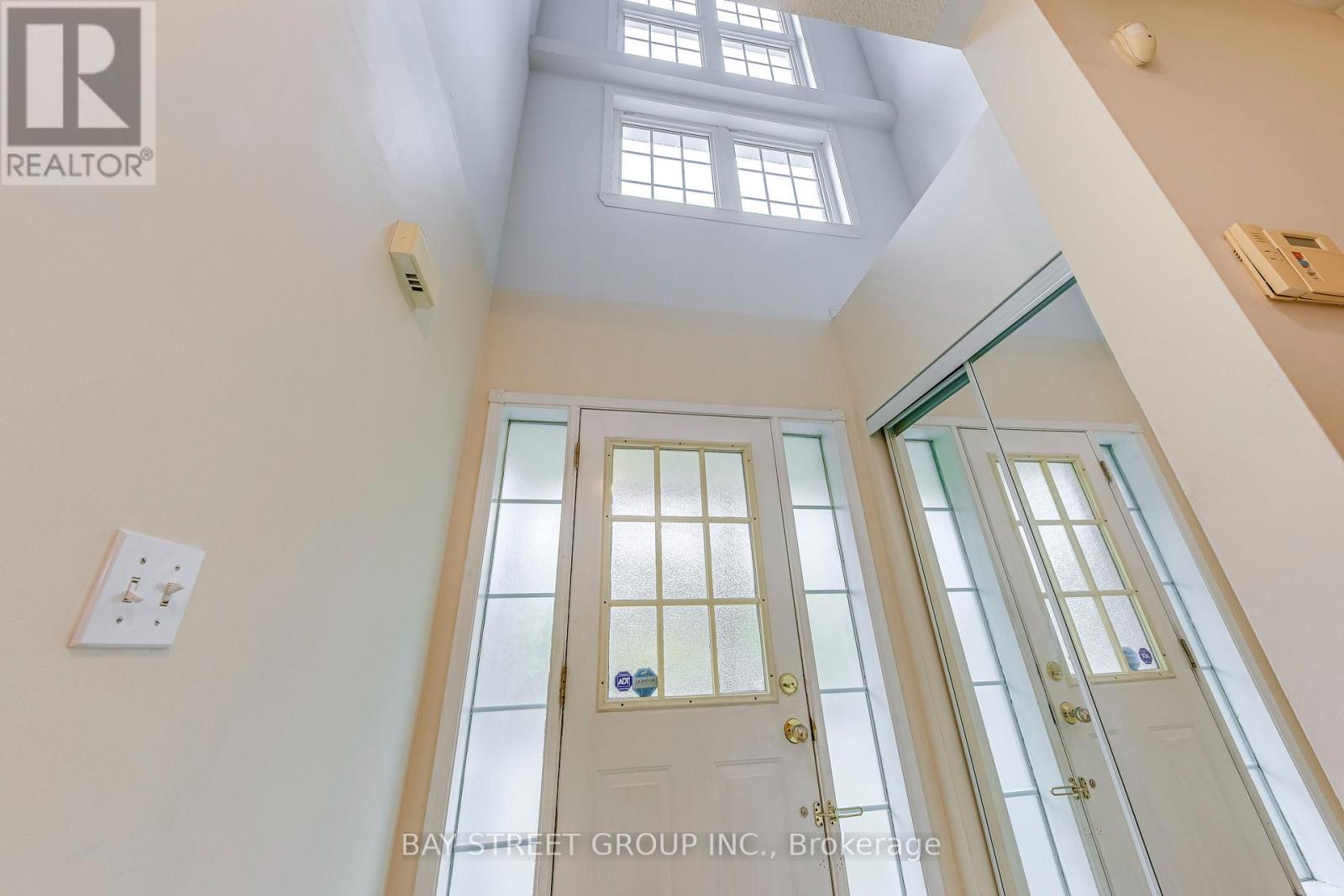 102 - 5260 Mcfarren Boulevard, Mississauga, Ontario  L5M 7J3 - Photo 4 - W12487625