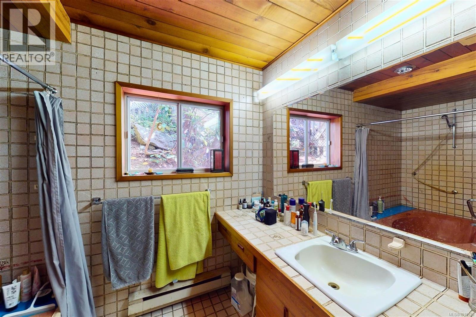 525 Whaletown Rd, Cortes Island, British Columbia  V0P 1Z0 - Photo 19 - 1018529