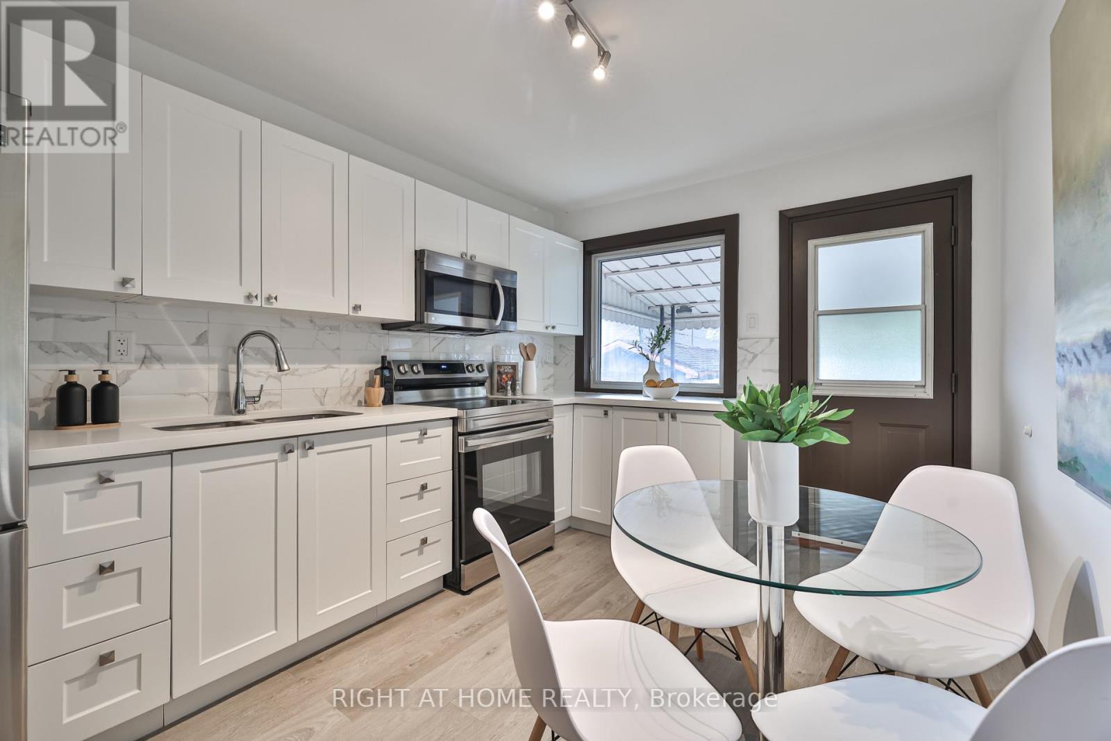 20 Winona Drive, Toronto, Ontario  M6G 3S6 - Photo 13 - C12487721