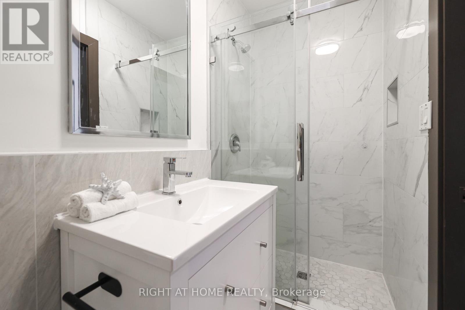 20 Winona Drive, Toronto, Ontario  M6G 3S6 - Photo 18 - C12487721