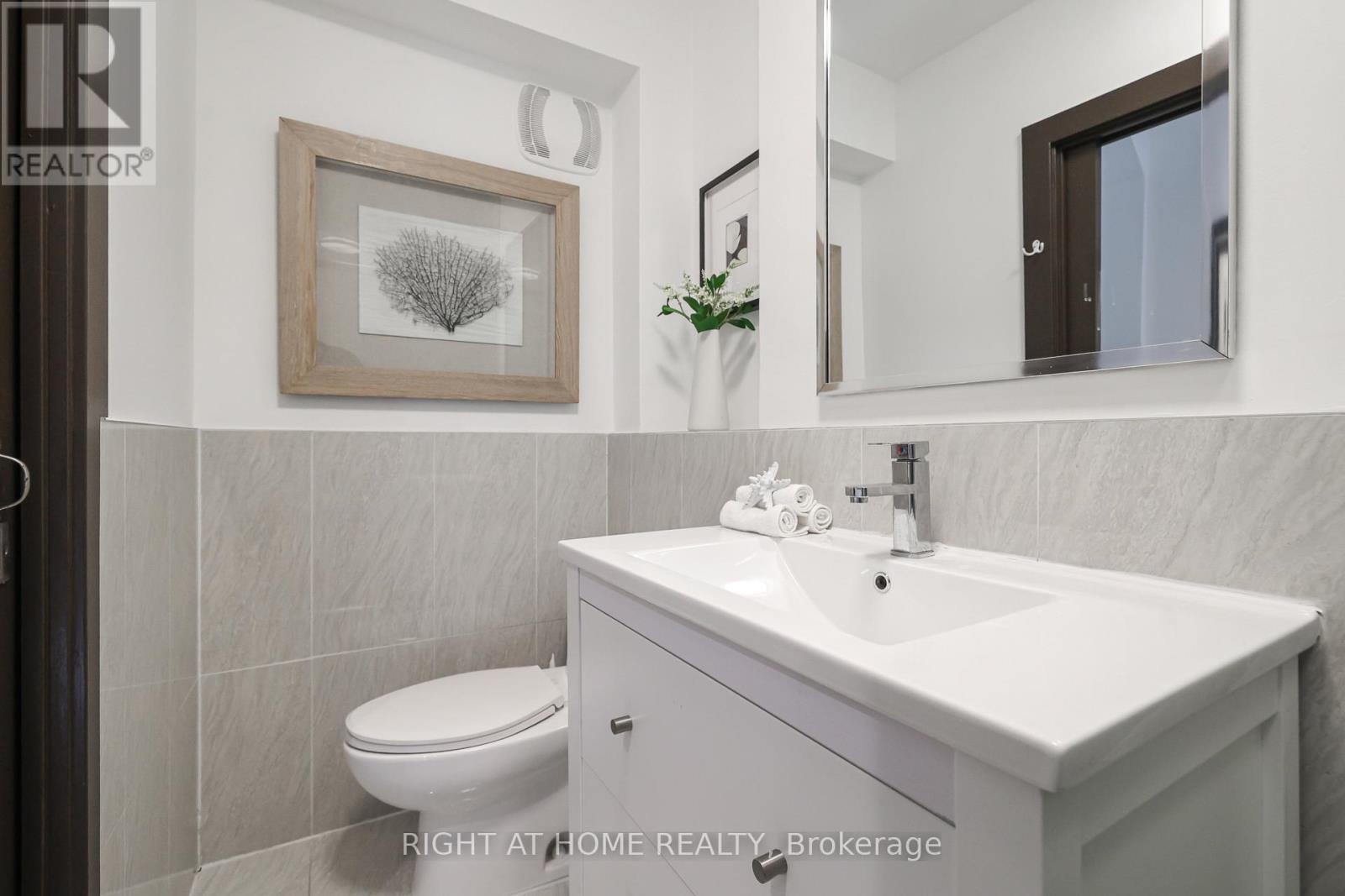 20 Winona Drive, Toronto, Ontario  M6G 3S6 - Photo 19 - C12487721