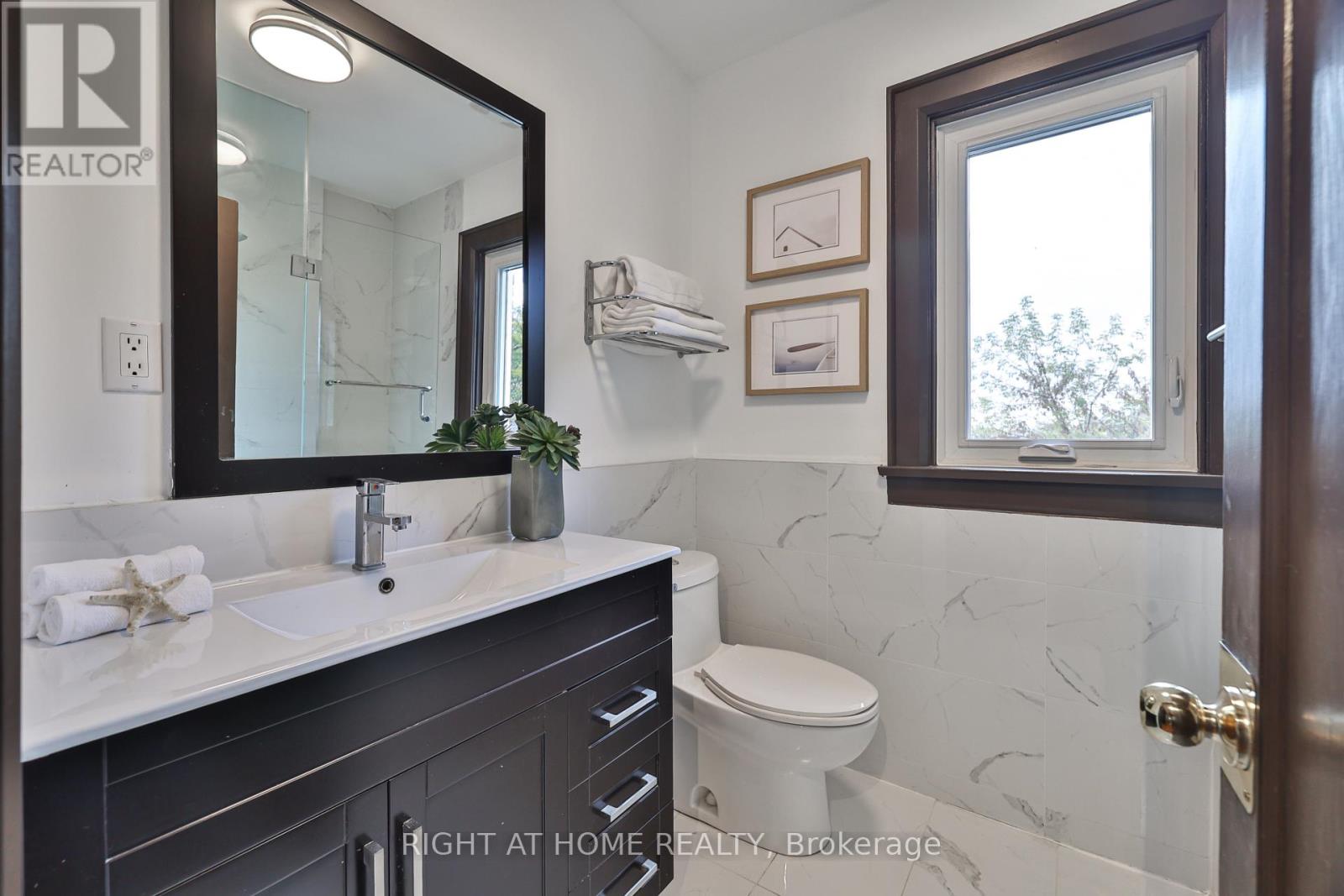 20 Winona Drive, Toronto, Ontario  M6G 3S6 - Photo 24 - C12487721