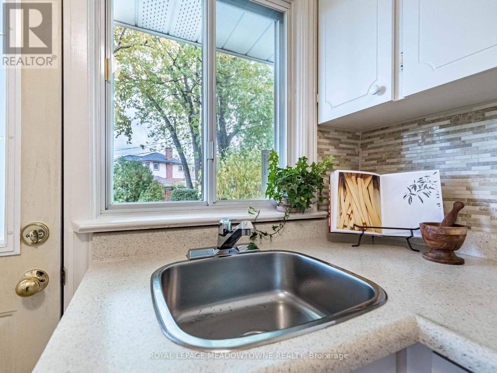 20 Erlesmere Avenue, Brampton, Ontario  L6W 2T5 - Photo 25 - W12487723