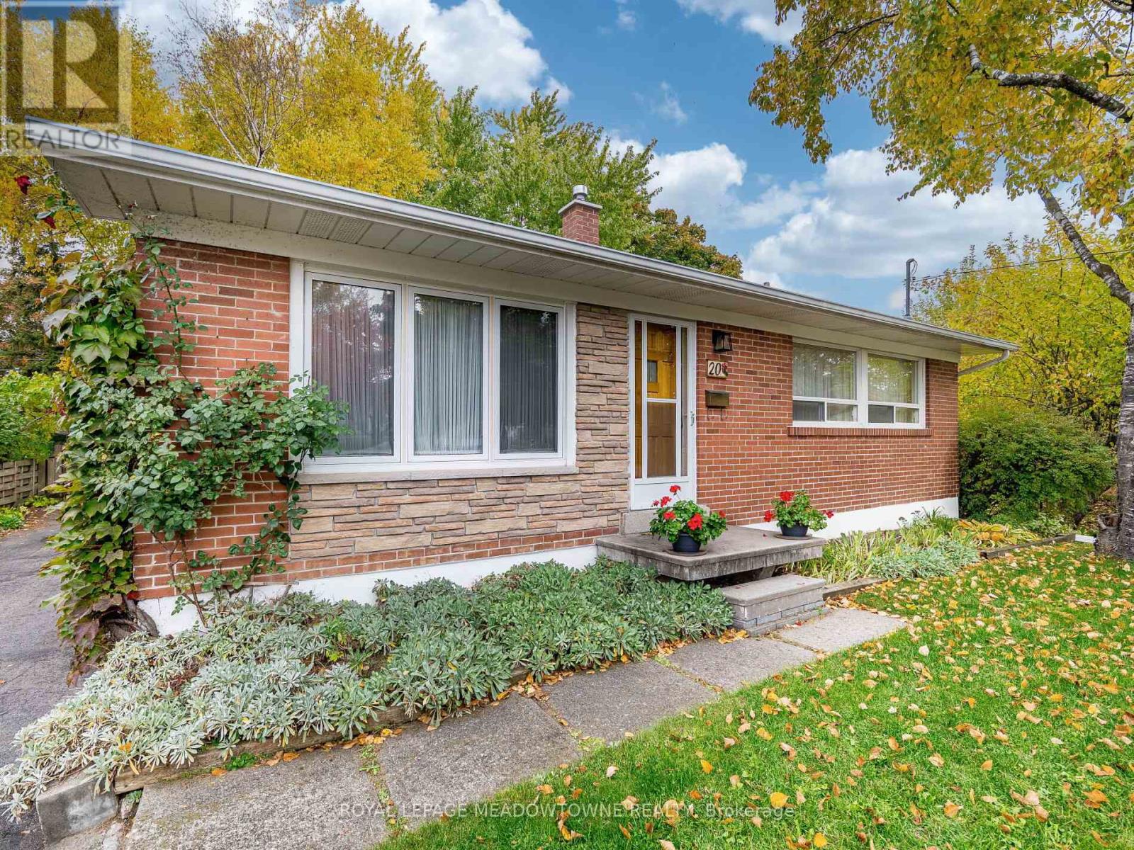 20 Erlesmere Avenue, Brampton, Ontario  L6W 2T5 - Photo 4 - W12487723