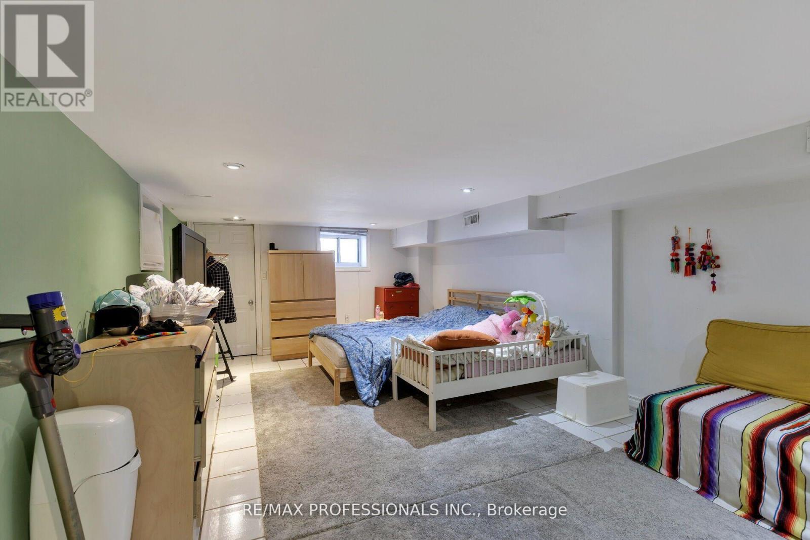 176 Symington Avenue, Toronto, Ontario  M6P 3W6 - Photo 12 - W12487724