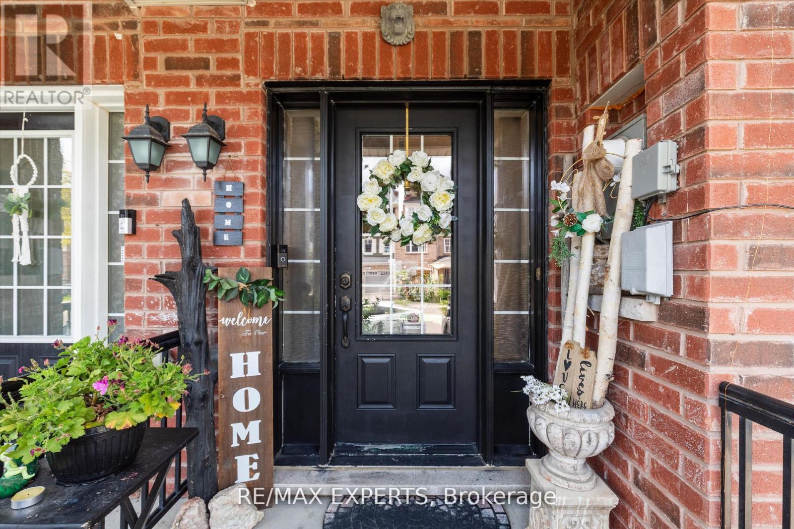 84 Vanhorne Close, Brampton, Ontario  L7A 0X9 - Photo 3 - W12487730