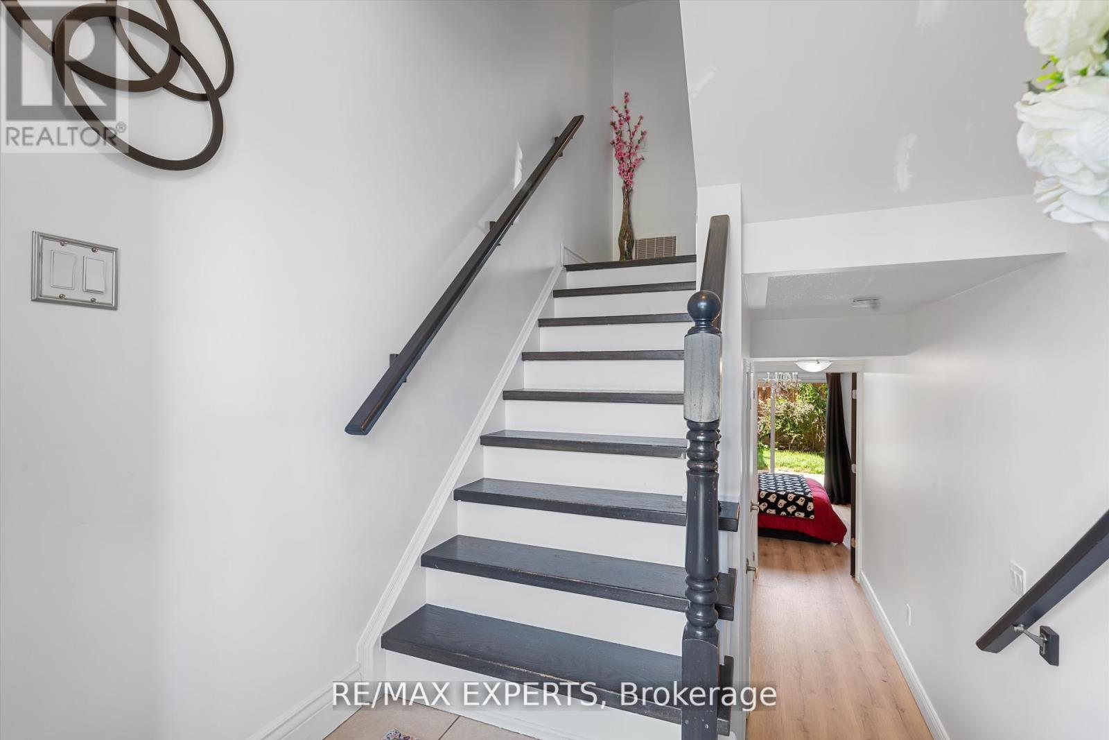 84 Vanhorne Close, Brampton, Ontario  L7A 0X9 - Photo 4 - W12487730