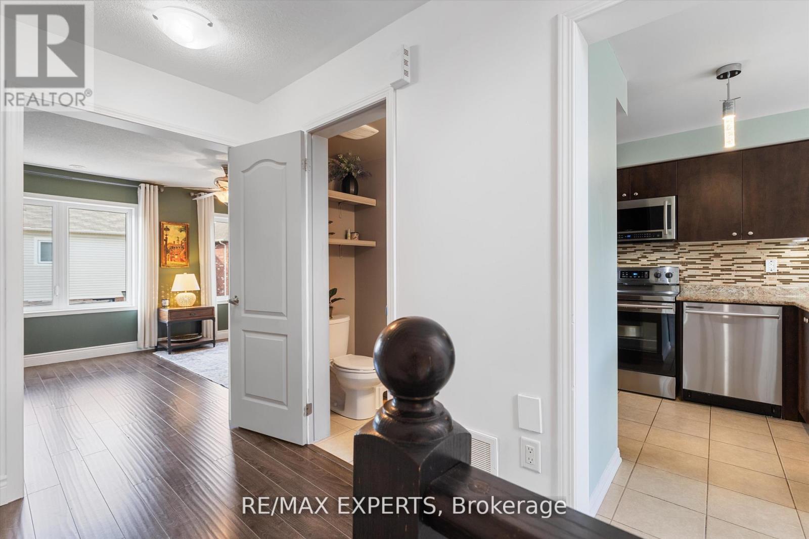 84 Vanhorne Close, Brampton, Ontario  L7A 0X9 - Photo 5 - W12487730