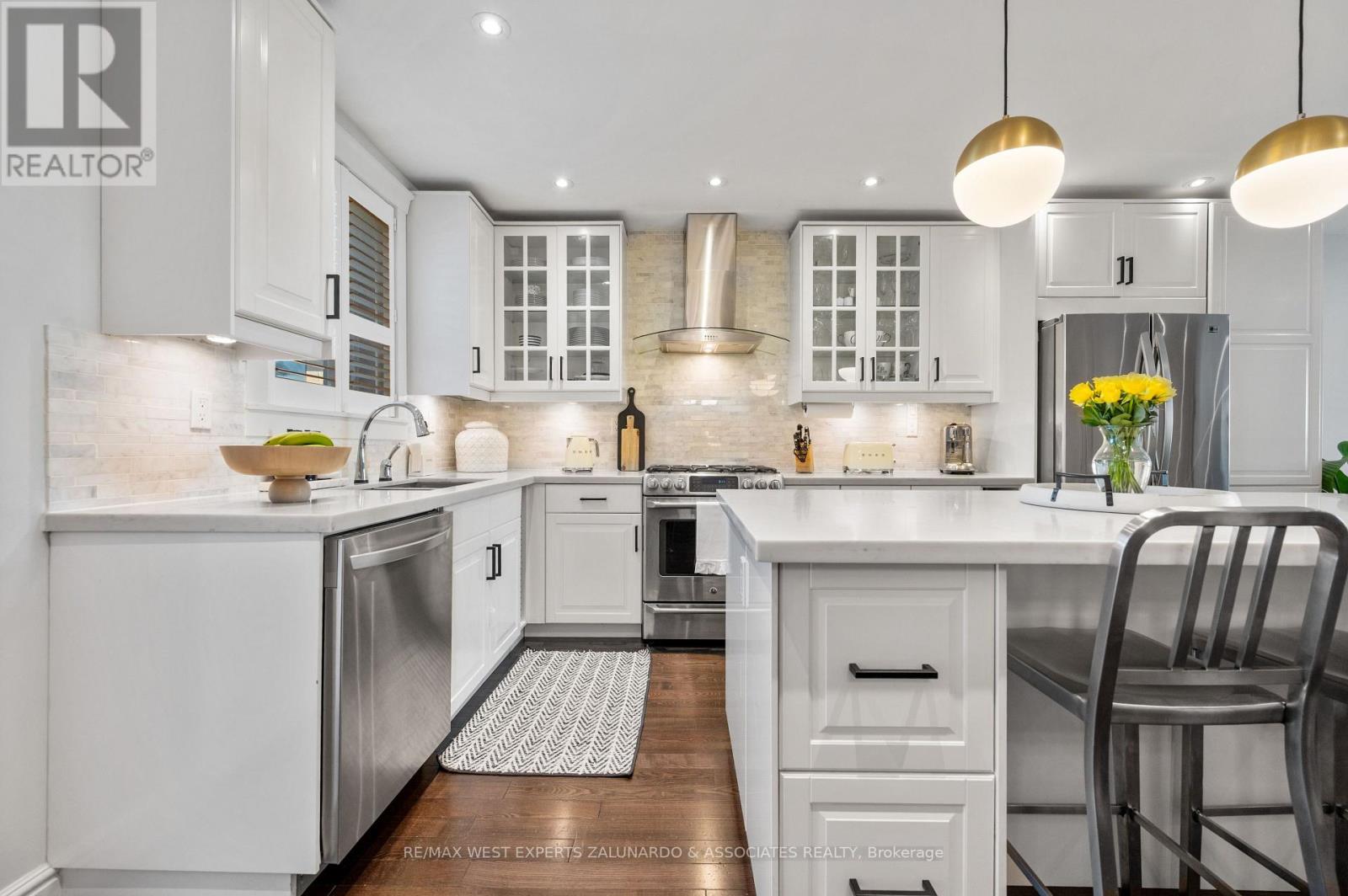 18 Smallwood Drive, Toronto, Ontario  M3M 1K8 - Photo 11 - W12487745