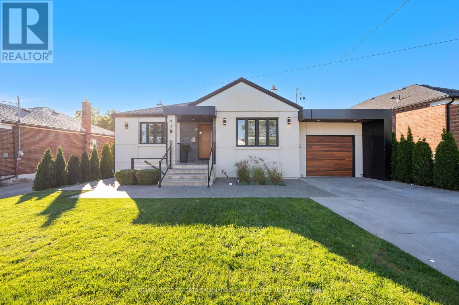 18 Smallwood Drive, Toronto, Ontario  M3M 1K8 - Photo 2 - W12487745