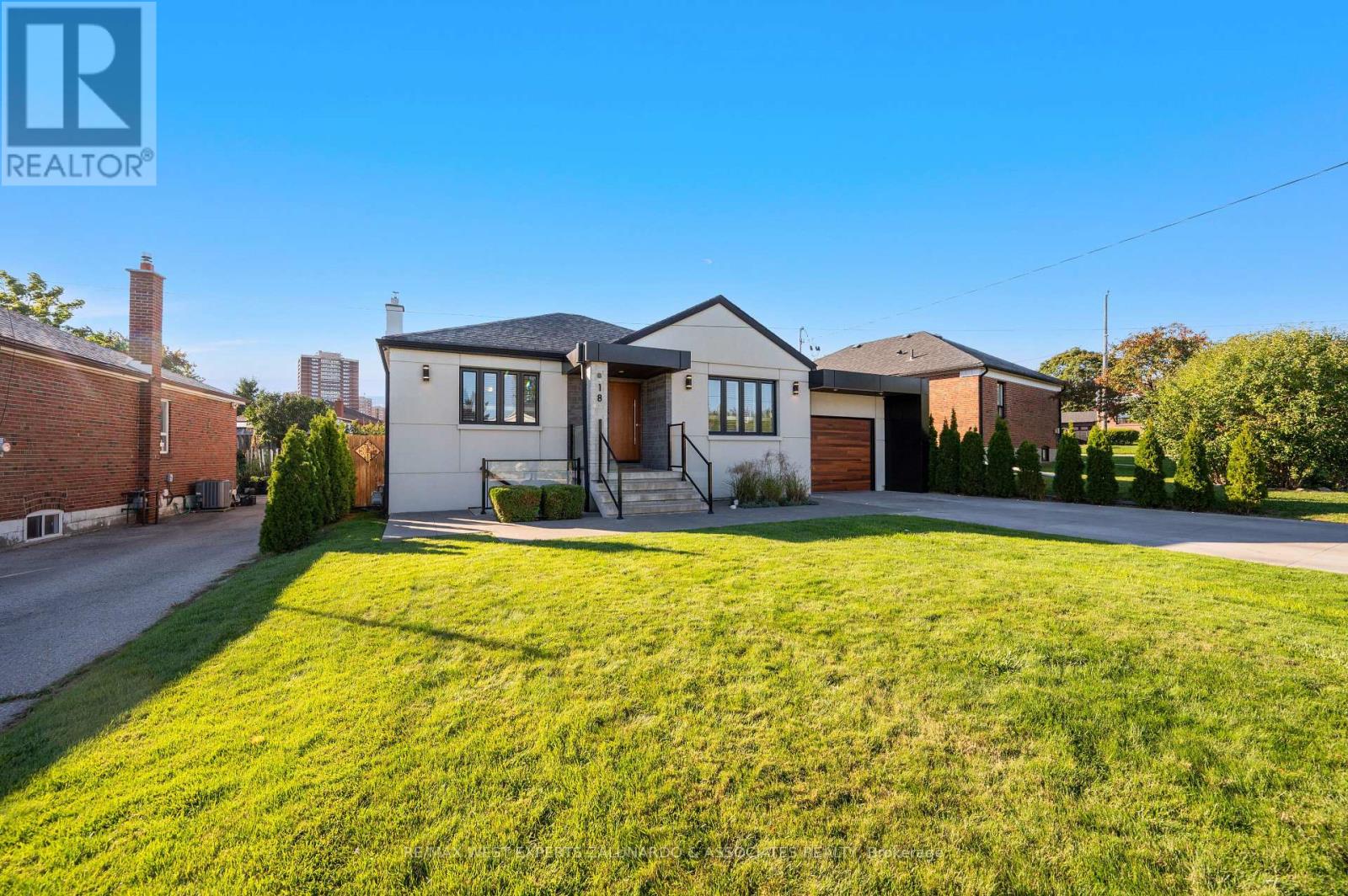 18 Smallwood Drive, Toronto, Ontario  M3M 1K8 - Photo 5 - W12487745