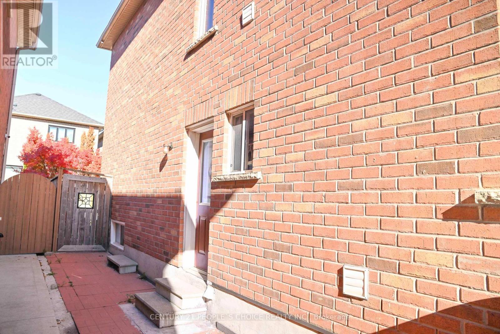 62 Pauline Crescent, Brampton, Ontario  L7A 2V6 - Photo 6 - W12487748