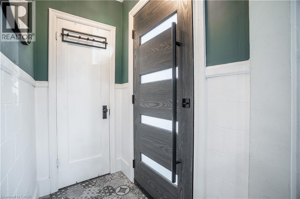 128 East 17th Street, Hamilton, Ontario  L9A 4M5 - Photo 2 - 40784096