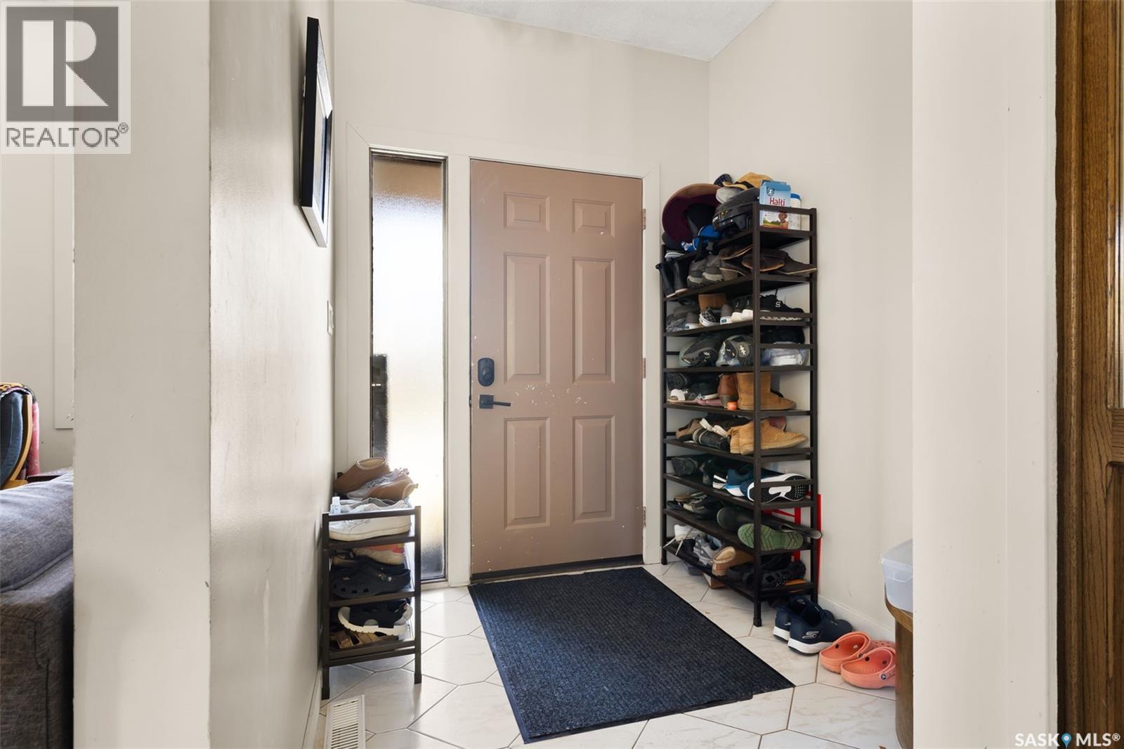 238 Hector Crescent N, Regina, Saskatchewan  S4Y 1C6 - Photo 3 - SK021862