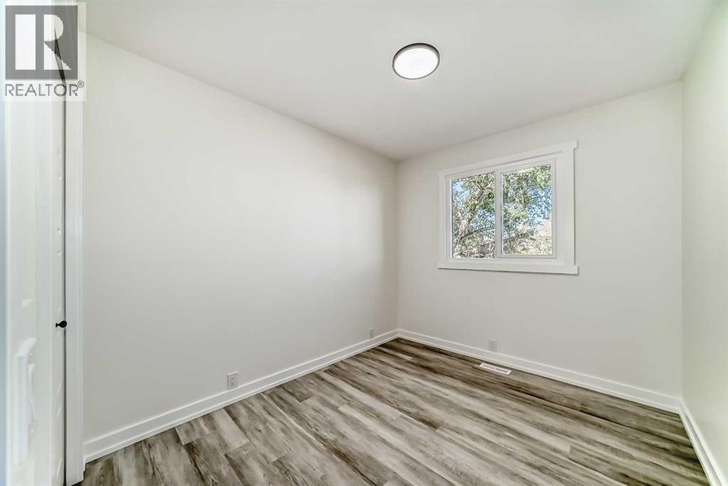 946 Berkley Drive Nw, Calgary, Alberta  T3K 1A2 - Photo 20 - A2264876