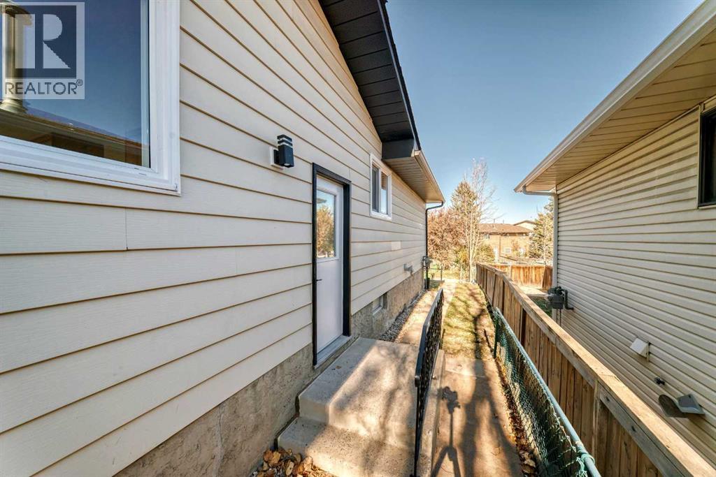 946 Berkley Drive Nw, Calgary, Alberta  T3K 1A2 - Photo 45 - A2264876