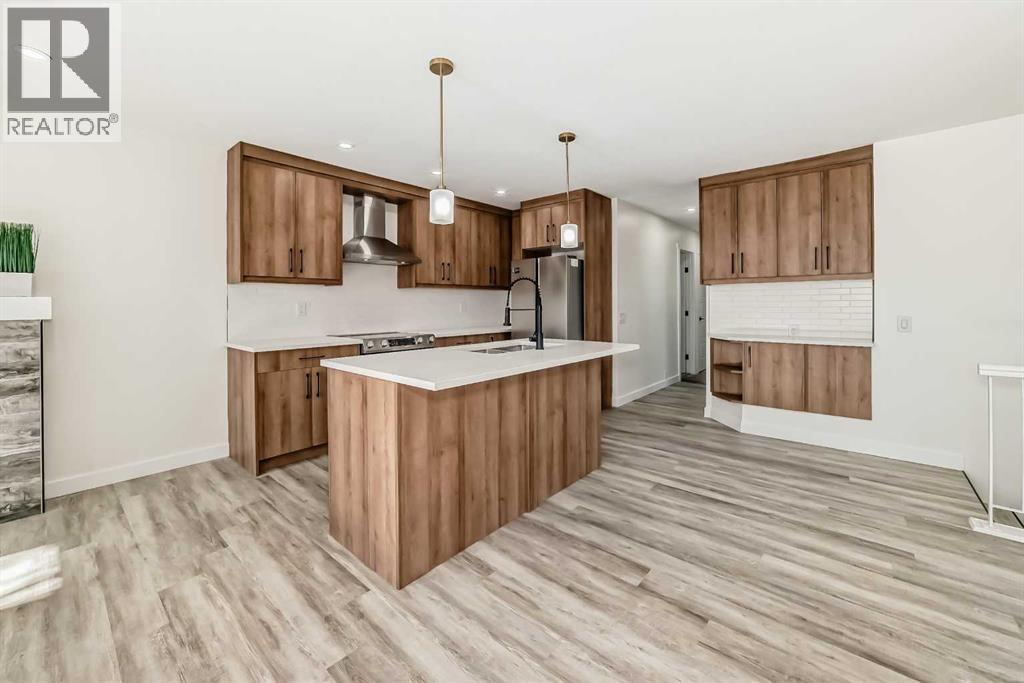 946 Berkley Drive Nw, Calgary, Alberta  T3K 1A2 - Photo 4 - A2264876