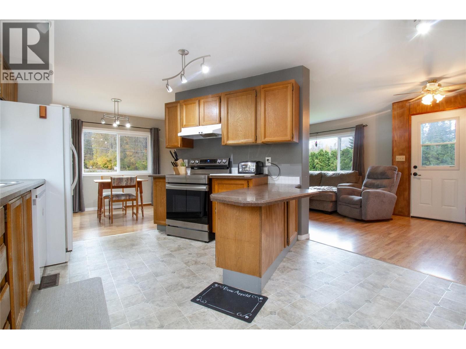 712 Begbie Road, Revelstoke, British Columbia  V0E 2S0 - Photo 6 - 10365407