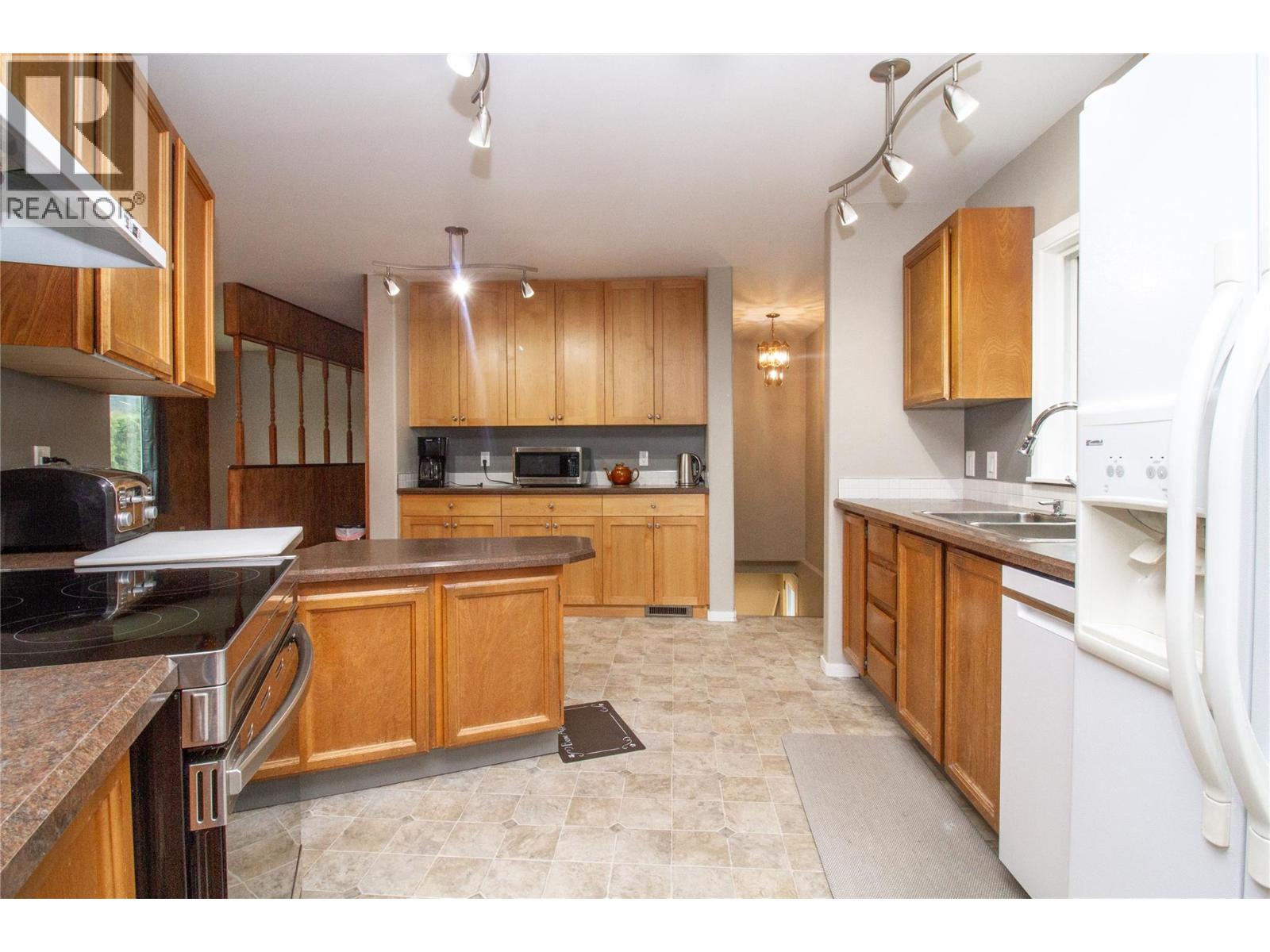 712 Begbie Road, Revelstoke, British Columbia  V0E 2S0 - Photo 7 - 10365407