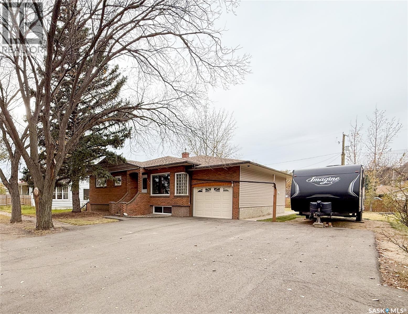 220 1st Street W, Ponteix, Saskatchewan  S0N 1Z0 - Photo 2 - SK021875