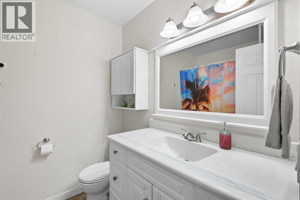 1137 Berkley Drive Nw, Calgary, Alberta  T3K 1S6 - Photo 14 - A2253062