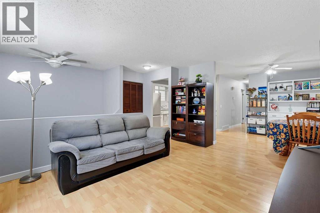 1137 Berkley Drive Nw, Calgary, Alberta  T3K 1S6 - Photo 8 - A2253062