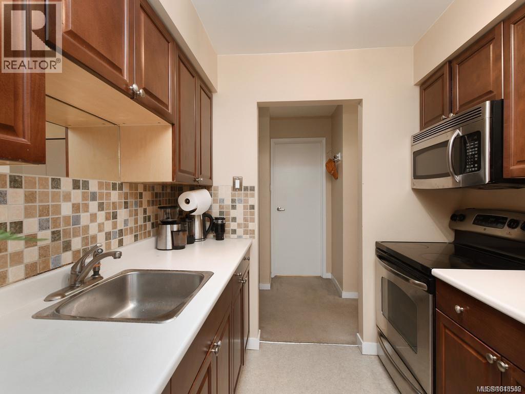 303 1597 Midgard Ave, Saanich, British Columbia  V8P 2Y2 - Photo 4 - 1018546