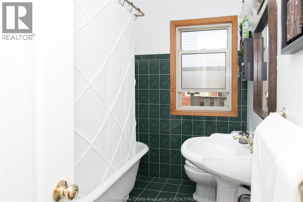 1990 Ypres, Windsor, Ontario  N8W 1S8 - Photo 10 - 25027489