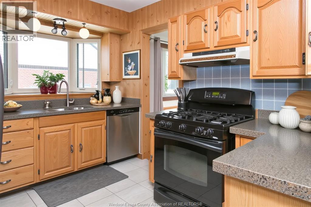 1990 Ypres, Windsor, Ontario  N8W 1S8 - Photo 6 - 25027489