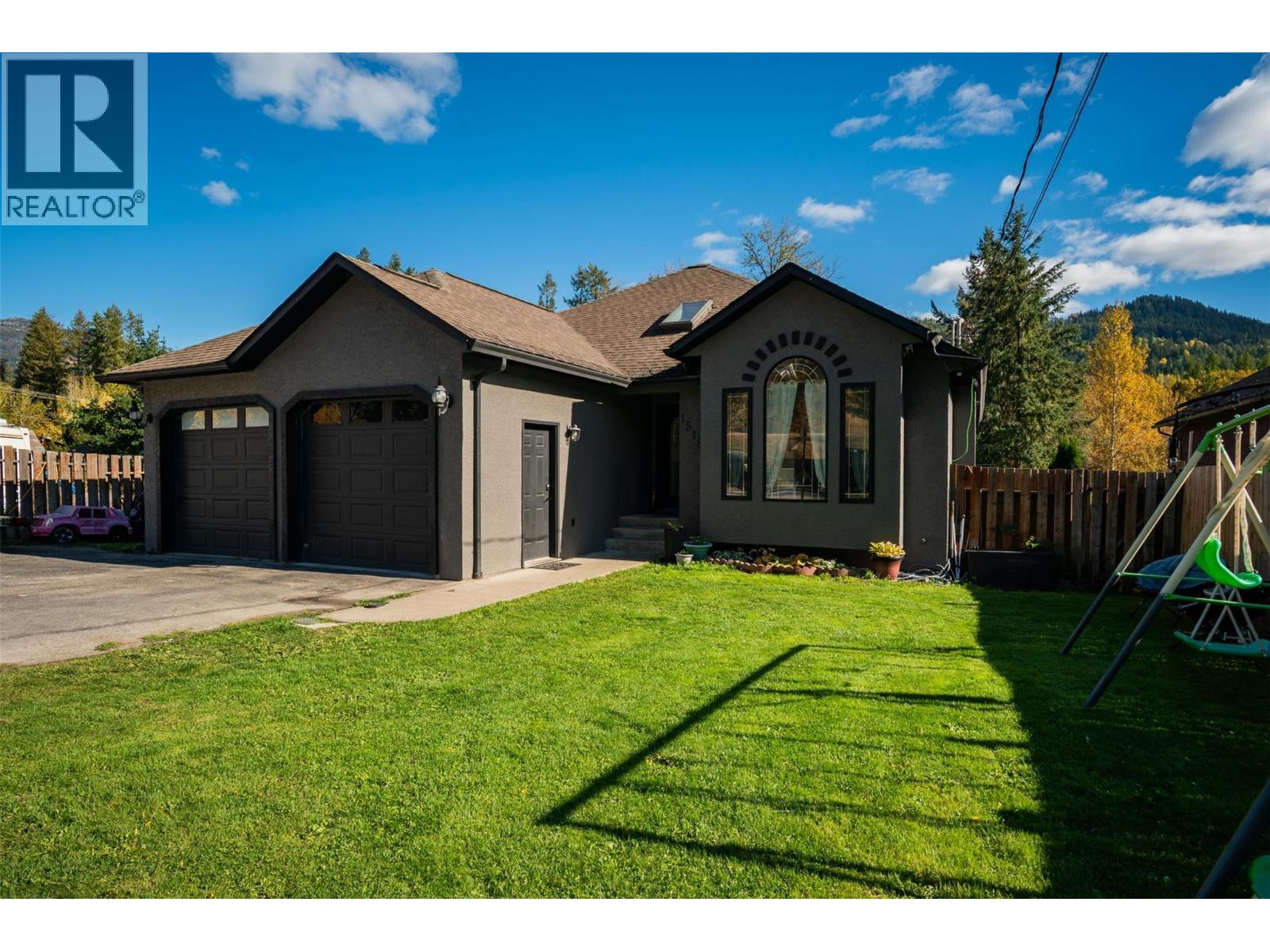 1518 3b Highway, Fruitvale, British Columbia  V0G 1L1 - Photo 2 - 10365751