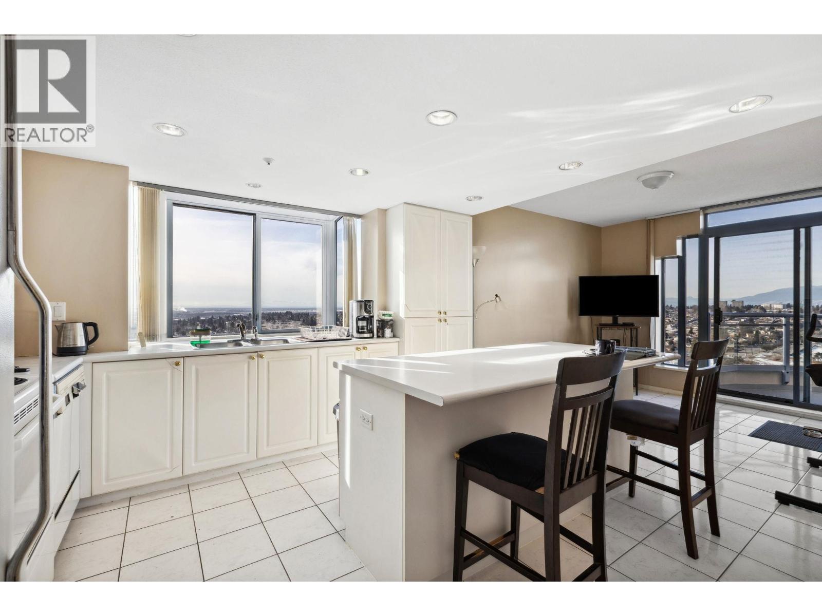 2204 739 Princess Street, New Westminster, British Columbia  V3M 6V6 - Photo 2 - R3063011