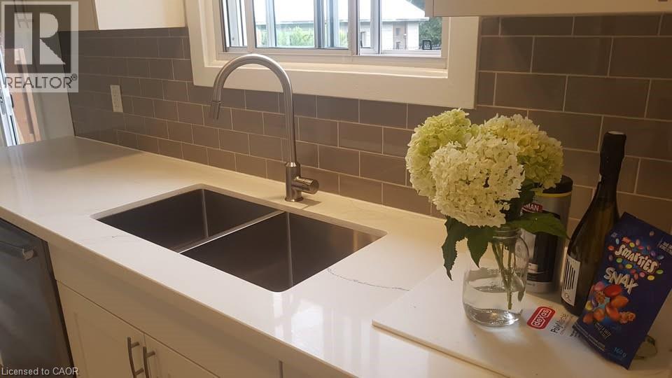 203 Erb Street, Waterloo, Ontario  N2J 1M7 - Photo 4 - 40783742