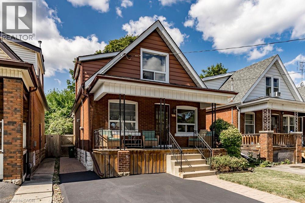 <div class="slider-price">$649,900</div><p>228 Edgemont Street S, Hamilton, Ontario</p>