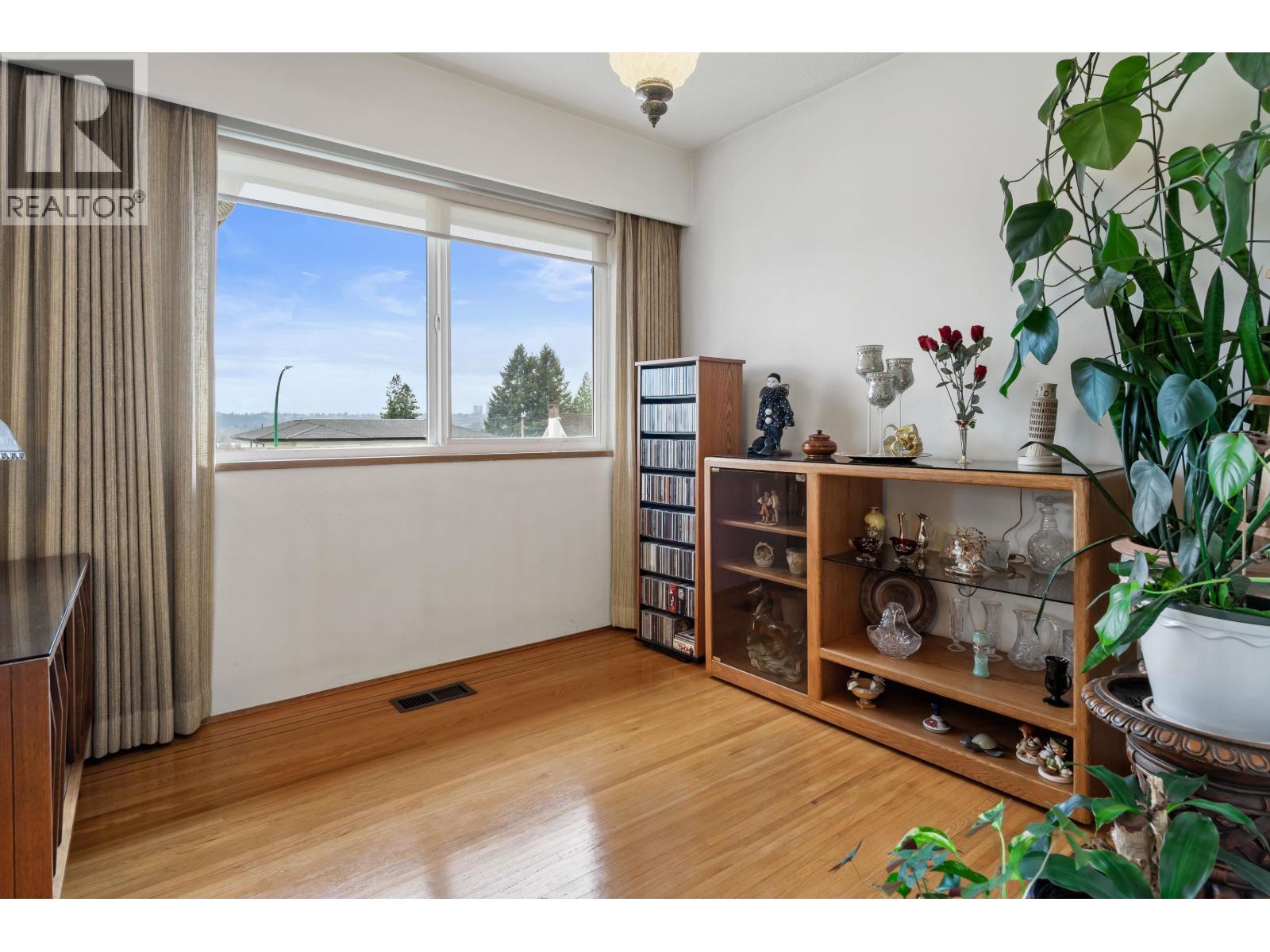 6825 Hycrest Drive, Burnaby, British Columbia  V5B 2X3 - Photo 6 - R3061015