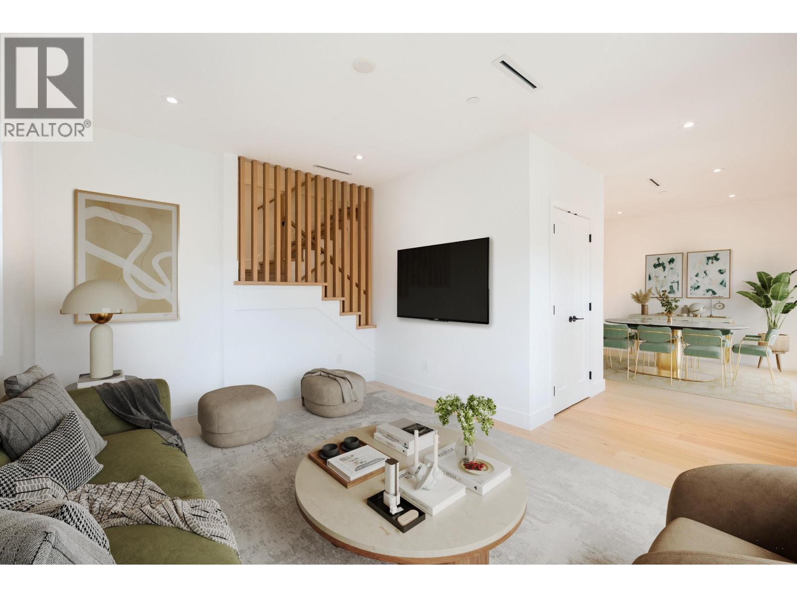 263 W 6th Street, North Vancouver, British Columbia  V7M 1K7 - Photo 2 - R3063027