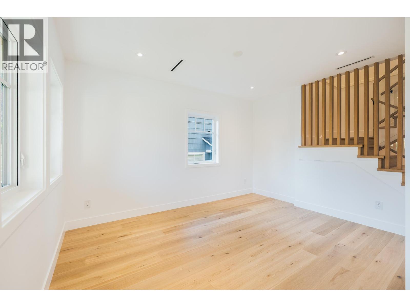 263 W 6th Street, North Vancouver, British Columbia  V7M 1K7 - Photo 3 - R3063027