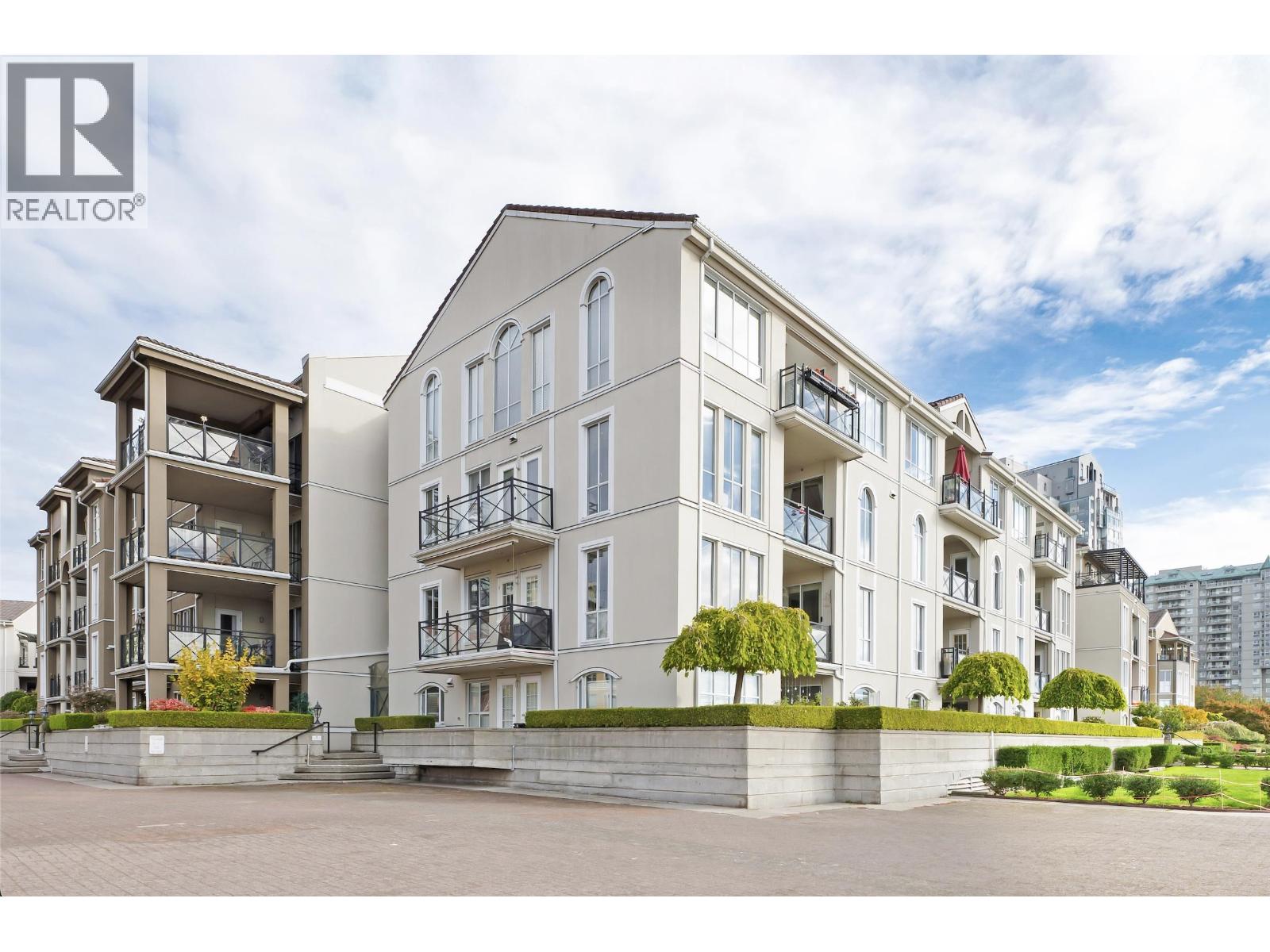 105 2 Renaissance Square, New Westminster, British Columbia  V3M 6K3 - Photo 2 - R3061481