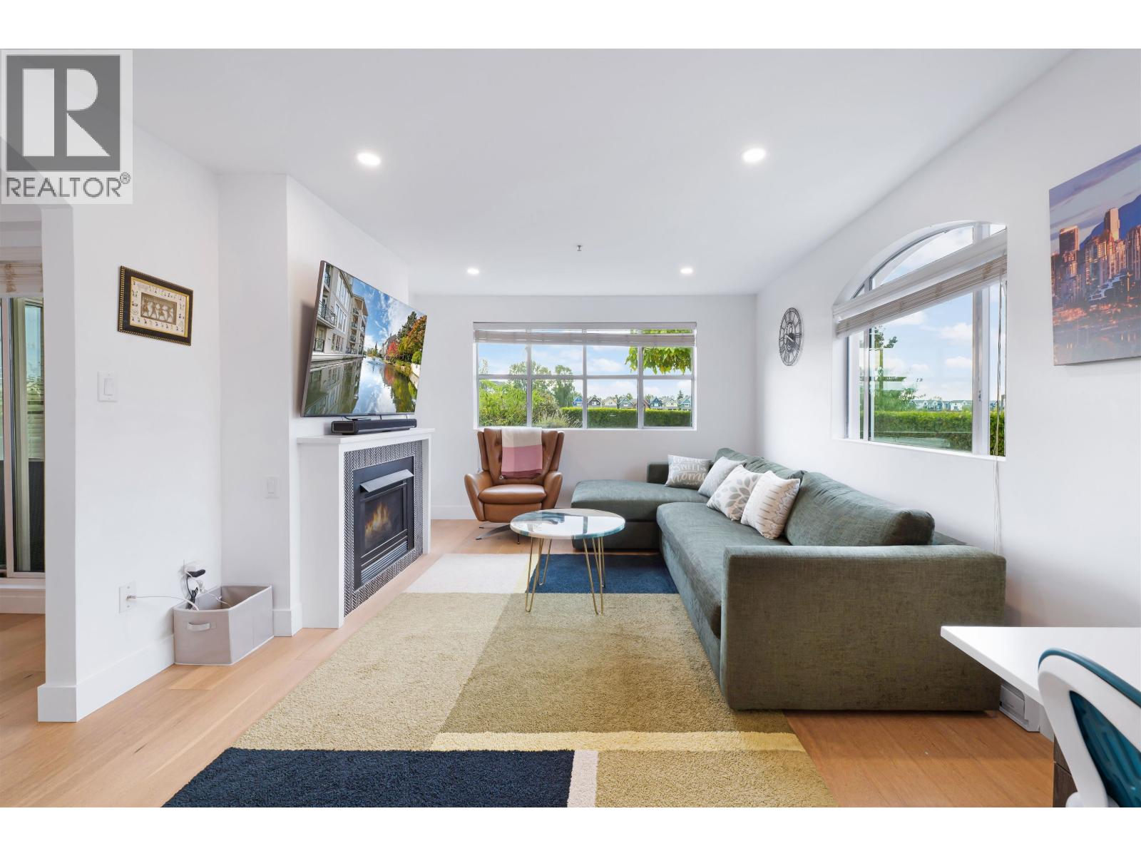 105 2 Renaissance Square, New Westminster, British Columbia  V3M 6K3 - Photo 5 - R3061481