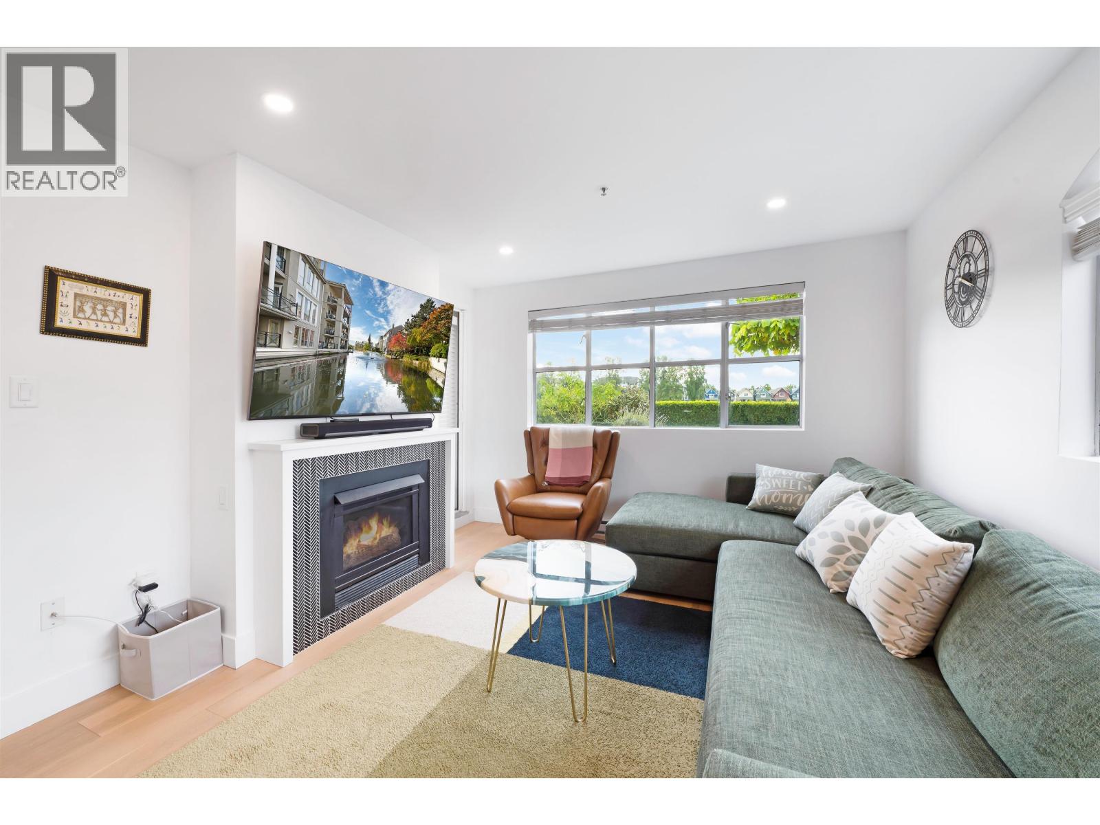 105 2 Renaissance Square, New Westminster, British Columbia  V3M 6K3 - Photo 3 - R3061481