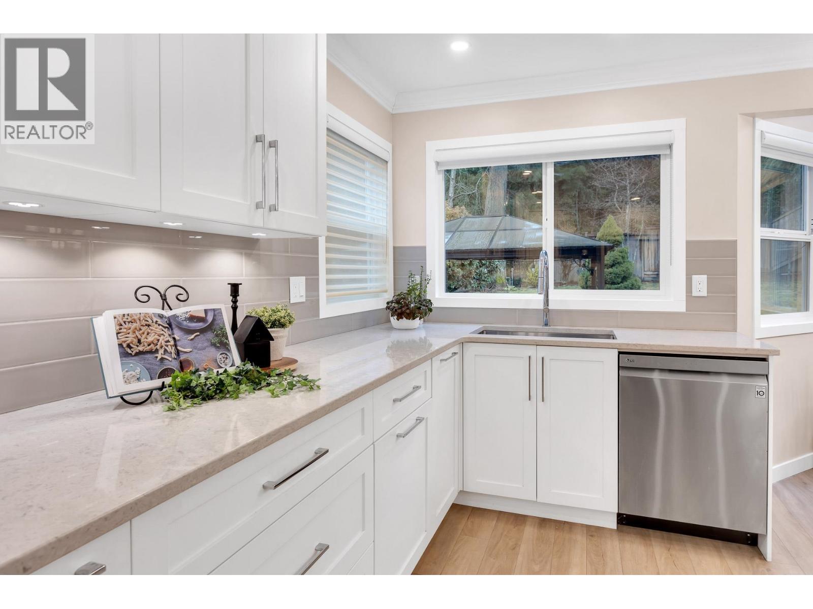 2443 Leclair Drive, Coquitlam, British Columbia  V3K 6G7 - Photo 11 - R3063086