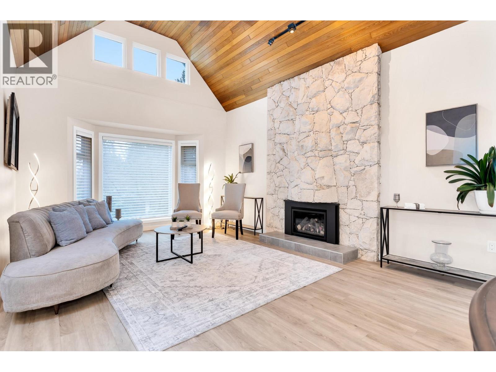 2443 Leclair Drive, Coquitlam, British Columbia  V3K 6G7 - Photo 3 - R3063086